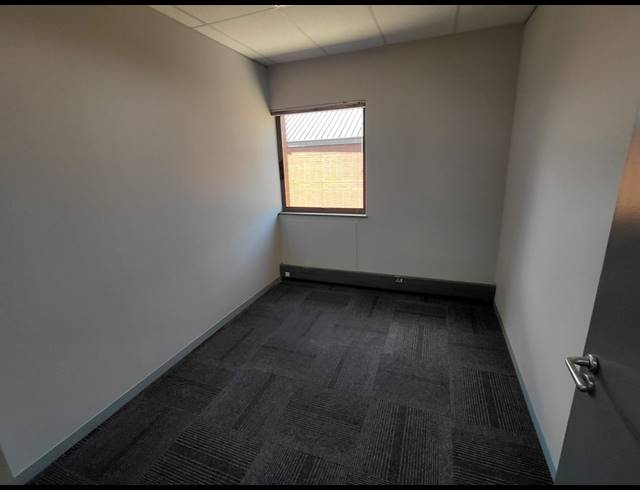 2,038M² OFFICE TO LET IN VORNA VALLEY